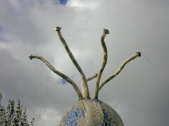 P9098935 Beweglicher Brunnen, der in zufälligen Zeitintervallen Wasser verspritzt.