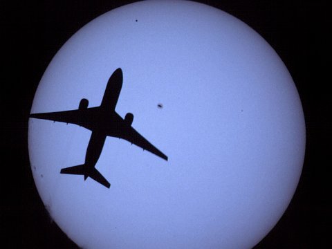 MerkurTransitFlugzeugHansSchremmer_300dpi12.5cm Flugzeug vor der Sonne mit Merkur