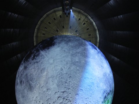090412 - Gasometer Mond _MG_6088 Riesiger Mond im Gasometer "Der größte Mond auf Erden"
