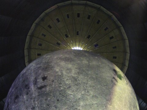 090412 - Gasometer Mond_MG_6077 Riesiger Mond im Gasometer "Der größte Mond auf Erden"