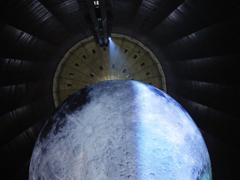 090412 - Gasometer Mond_MG_6089 Riesiger Mond im Gasometer "Der größte Mond auf Erden"