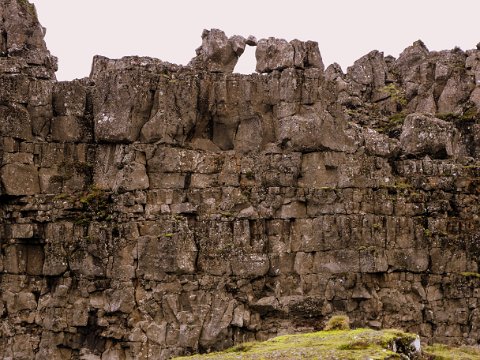 IMG_9012 Thingvellir, Wand im Graben mit eingeklemmtem Stein