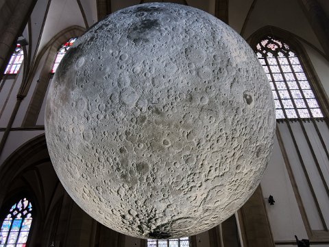 R6HS4067 Mond in Salvatorkirche