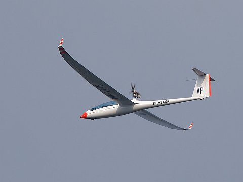 R6HS9987_1 Segelflugzeug mit Propeller