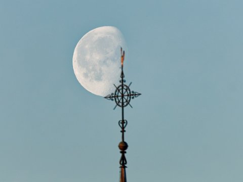 260407_07.17MESZ, Mond&Kirchturm,R6HS3819-2-!