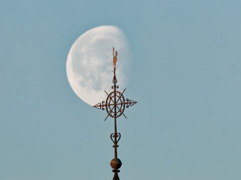 260407_07.17MESZ, Mond&Kirchturm,R6HS3840-2-!