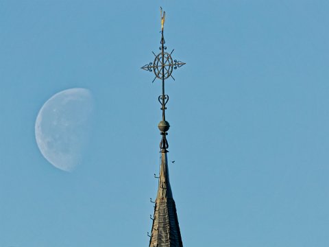 260408_08.08MESZ, Mond&Kirchturm,R6HS4256-1