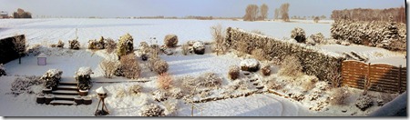 Schnee im Garten pano 20100301