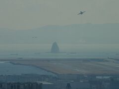 Tokyo_Haneda_Airport mit Kazeno_Tou (Highway-Ventilation-Building)_IMG_0183