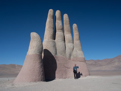 Mano del Desierto Hand in der Wüste