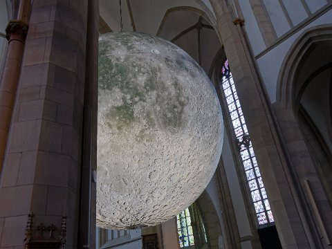 R6HS4097 Mond in Salvatorkirche