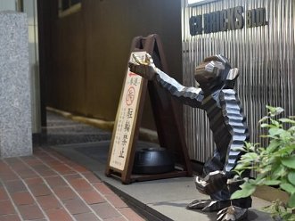 Hōdō Inari Shrine A lonely chimpanzee lures you into a narrow alley leading to this hidden shrine.