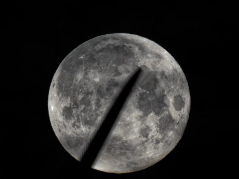 260202_07.42MEZ,Mond_mit_Flügel,,371874km,R6HS1179-2