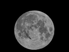 260303_06.40MEZ, Mond, Flieger,Vollmond-6h,381109kmR6HS2926_monochrom