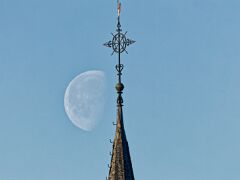 260408_08.08MESZ, Mond&Kirchturm,R6HS4306-1