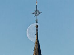 260408_08.10MESZ, Mond&Kirchturm,R6HS4332-1