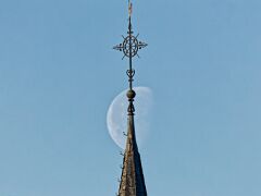 260408_08.10MESZ, Mond&Kirchturm,R6HS4362-1