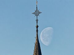 260408_08.12MESZ, Mond&Kirchturm,R6HS4418-1