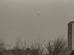 R6HS5037 Ballone und Kirchturm