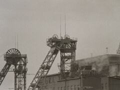 R6HS4984 Arbeiter auf Förderturm
